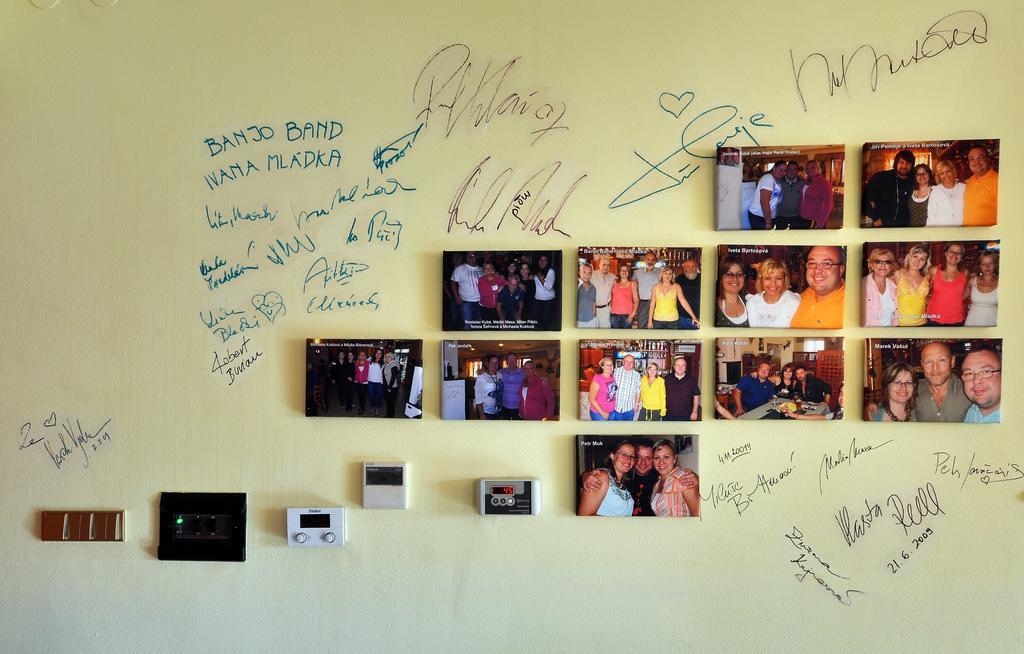 Restaurace a penzion Kamenec Jilešovice Esterno foto