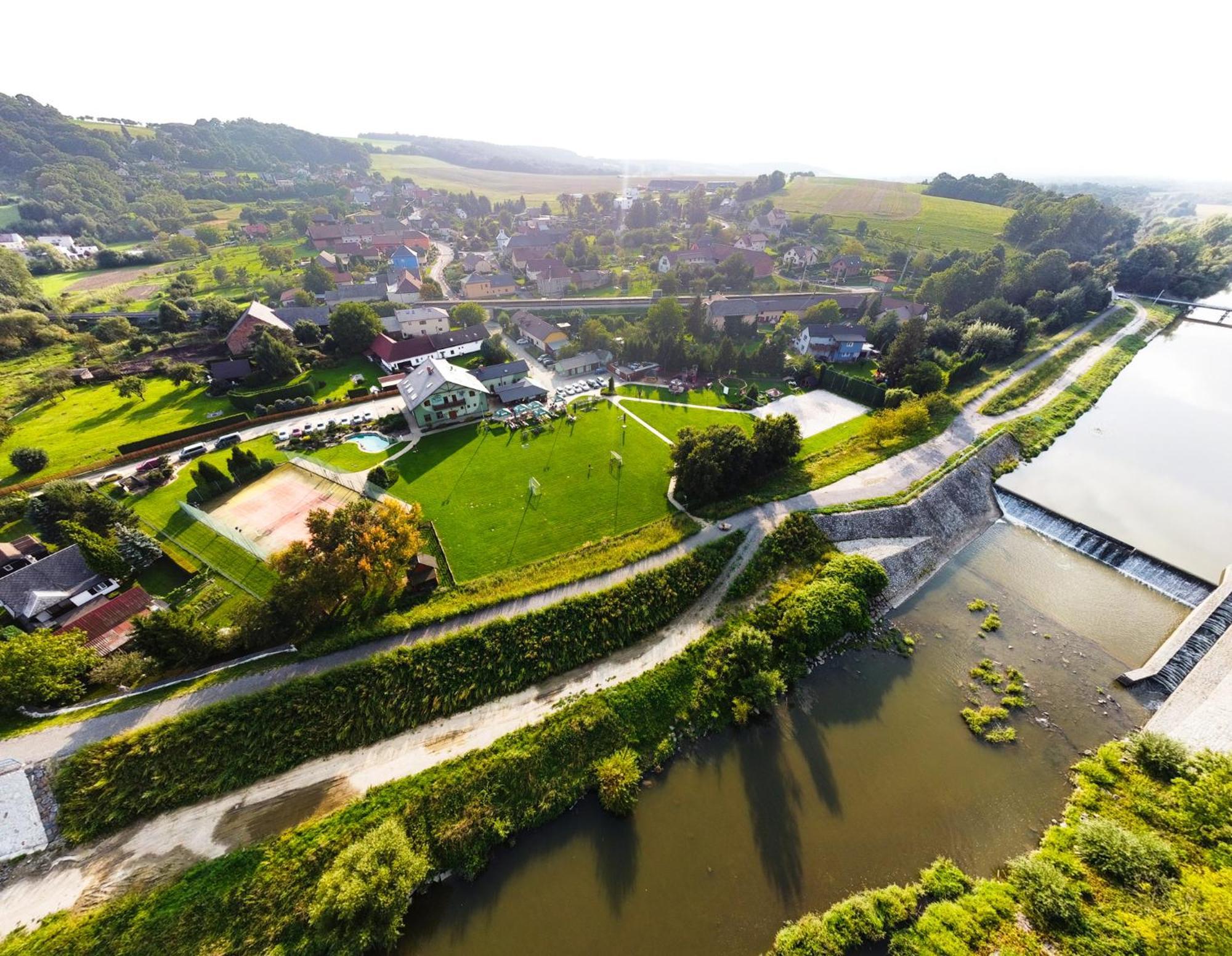 Restaurace a penzion Kamenec Jilešovice Esterno foto